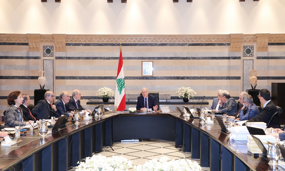 الحكومة اللبنانية "تودع" لغم التعافي في مرمى "التغيير"