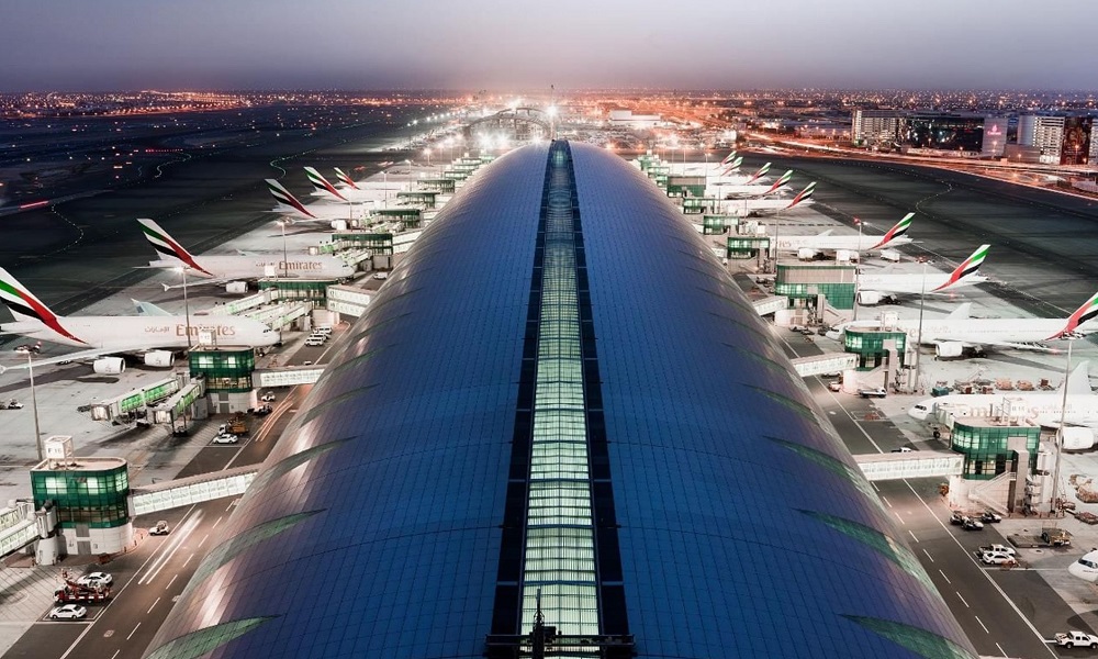 "مطارات دبي" تحث المسافرين على عدم الحضور للمطار