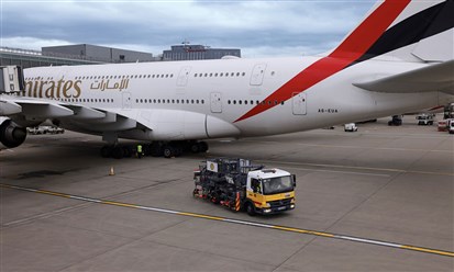 "طيران الإمارات" تبدأ باستخدام وقود مستدام لرحلاتها من مطار لندن هيثرو