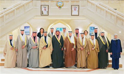 الشيخ صباح الخالد الصباح متوسطاً أعضاء الحكومة الجديدة 
