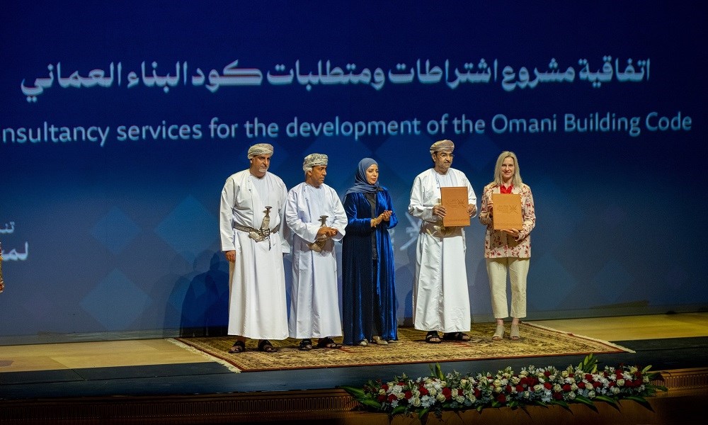 وزارة الإسكان والتخطيط العمراني في عُمان توقّع اتفاقية تعاون مع مجلس الكود الدولي