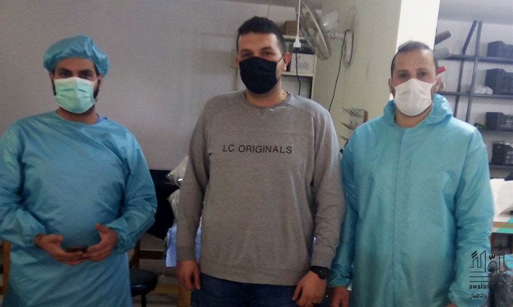 في مواجهة كورونا.. لبناني يدمج الطب بحياكة الملابس الواقية