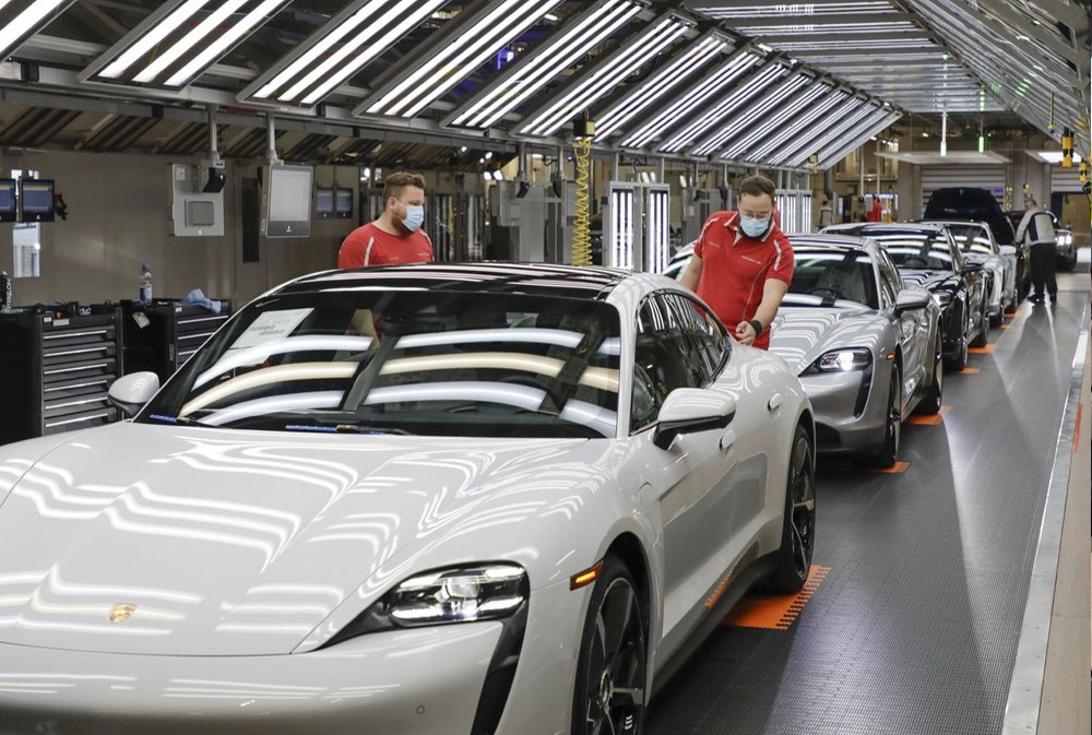Porsche تستأنف عمليات الإنتاج