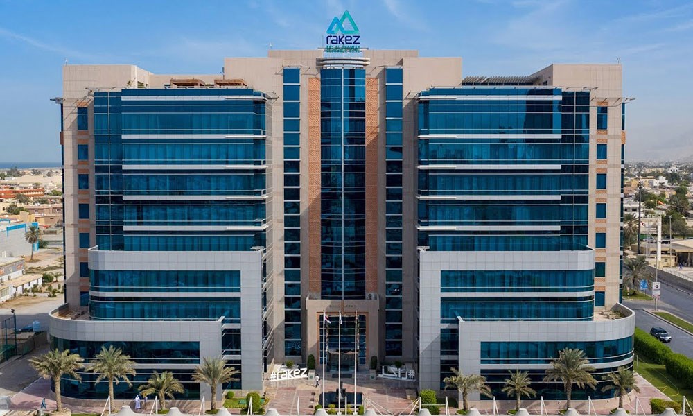 شراكة بين "مناطق رأس الخيمة الاقتصادية" و"بنك دبي التجاري" لتقديم الخدمات المصرفية ودعم الأعمال
