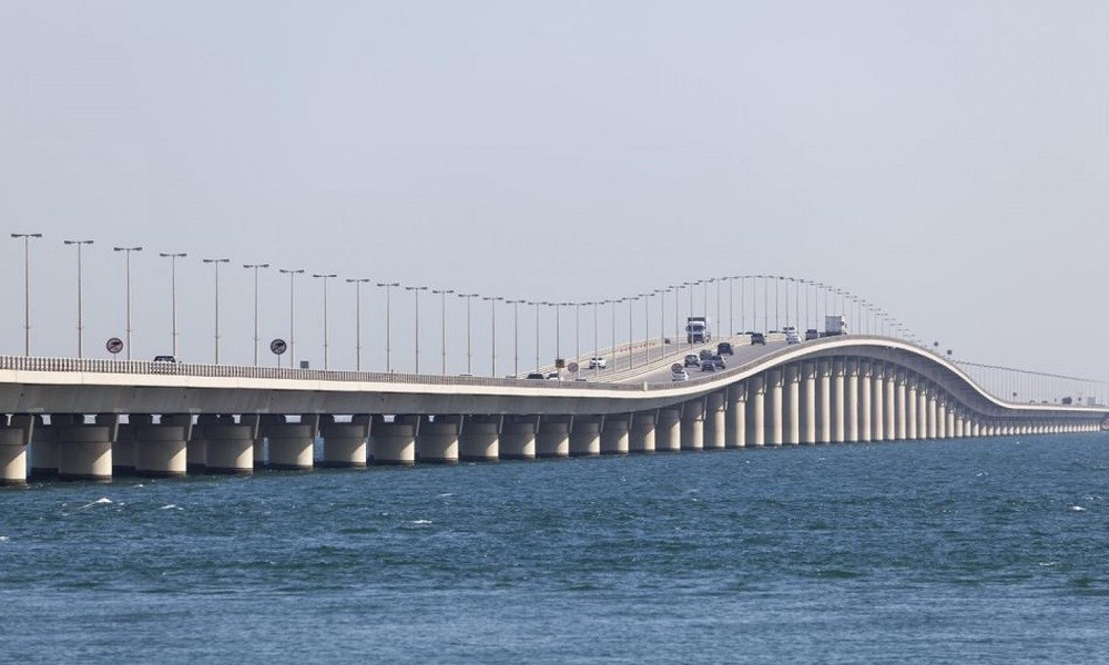 السعودية والبحرين توقعان عقد مشروع الجسر الموازي لجسر الملك فهد