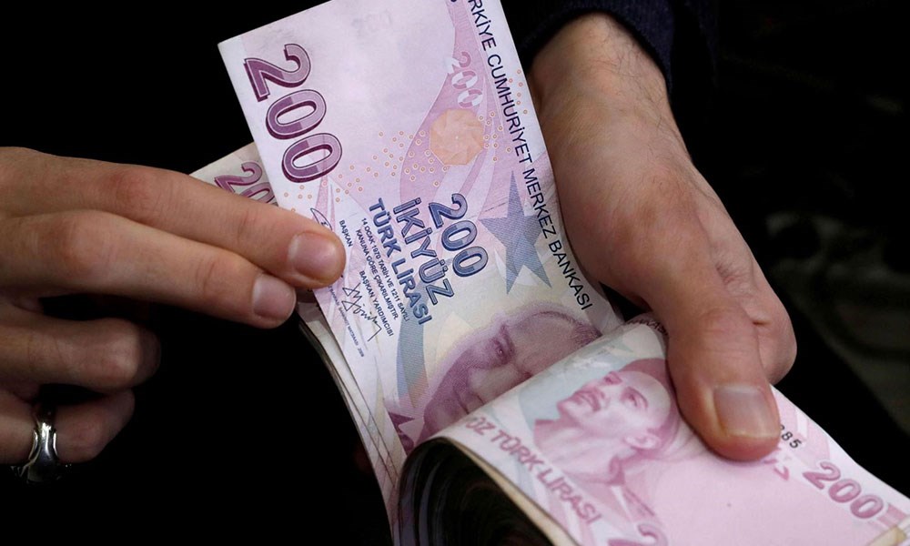 الليرة التركية تتراجع 17% على وقع إقالة رئيس البنك المركزي