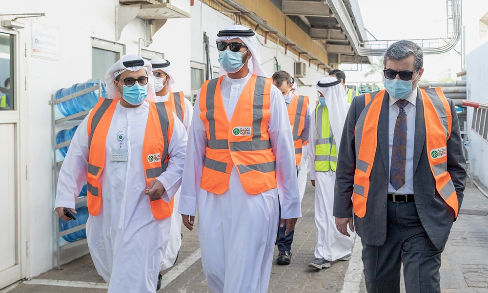أبوظبي: العامري يجوب في معمل ومختبر المطاحن الكبرى