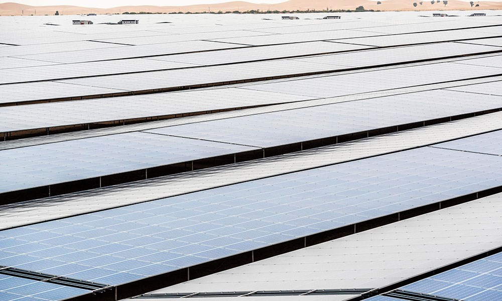 الإمارات: إصدار سندات خضراء لمحطة "نور أبوظبي" للطاقة الشمسية بقيمة 700 مليون دولار