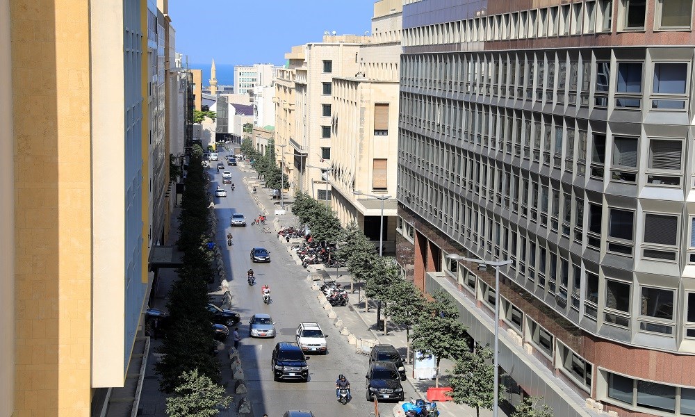 هل تلتهم الأزمة رؤوس أموال البنوك اللبنانية؟   (رويترز)