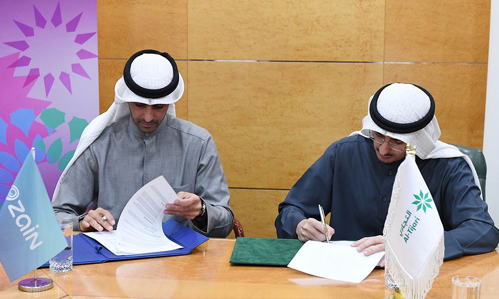 من اليمين الشيخ أحمد دعيج الصباح وبدر الخرافي خلال التوقيع 