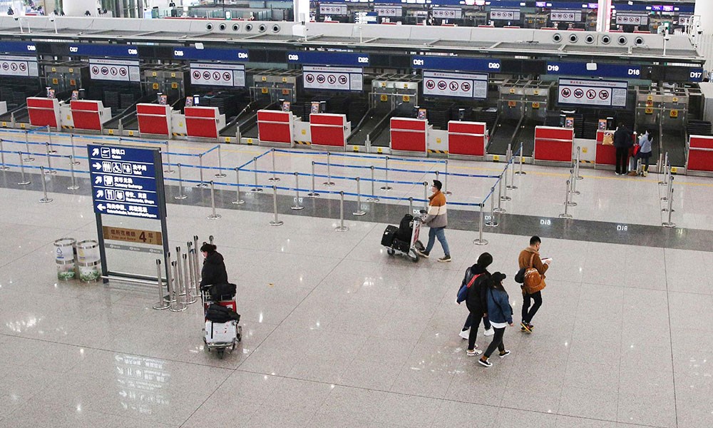 مطار بيجينغ الدولي شبه خال من المسافرين بفعل كورونا