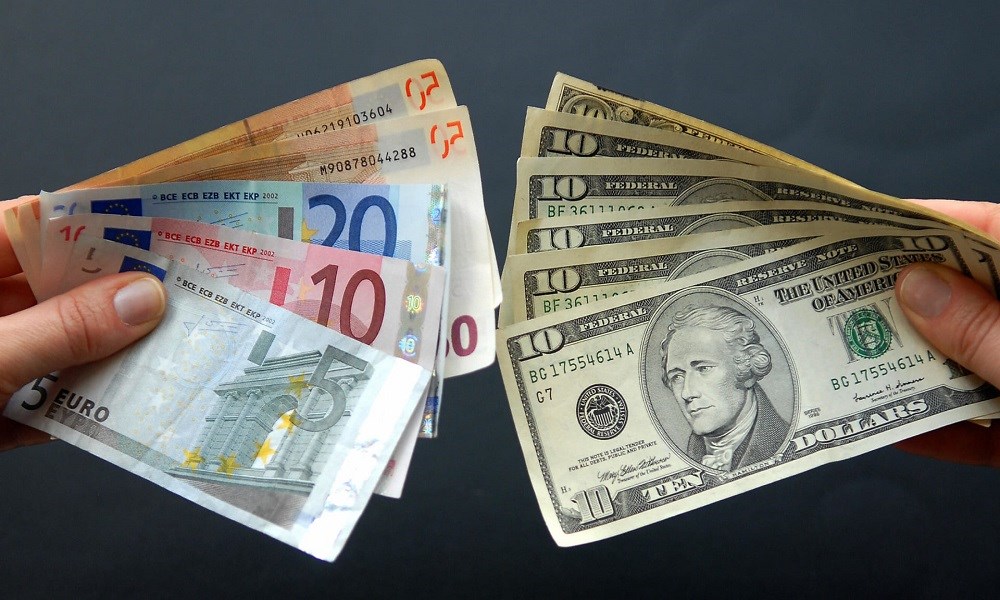 ماذا يعني تعادل الدولار واليورو لدول الخليج؟