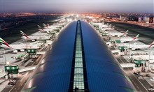 "مطارات دبي" تحث المسافرين على عدم الحضور للمطار
