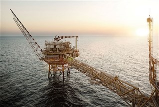 من أنغولا إلى ناميبيا والأوروغواي.. كيف تبني "قطر للطاقة" محفظتها الخارجية؟